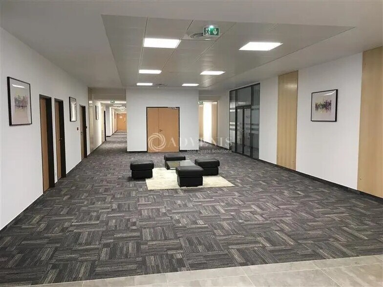 Bureau dans Jossigny à louer - Photo de l’immeuble – Image 3 sur 7