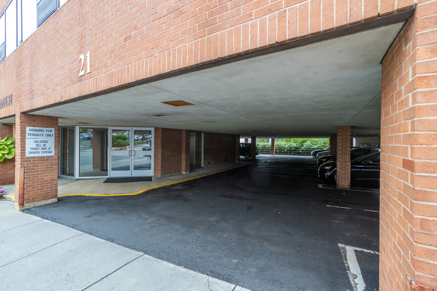 21 Locust Ave, New Canaan, CT à louer - Photo de l’immeuble – Image 3 sur 9