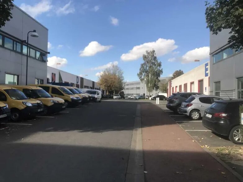 Local d’activités dans Ivry-sur-Seine à louer - Photo de l’immeuble – Image 2 sur 11