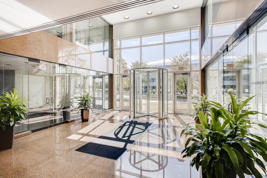 1755 Park St, Naperville, IL à louer - Hall d’entrée – Image 1 sur 9