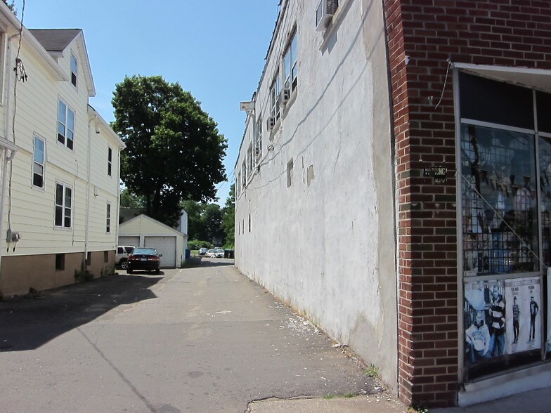 715-717 Burnside Ave, East Hartford, CT à louer - Photo de l’immeuble – Image 3 sur 6