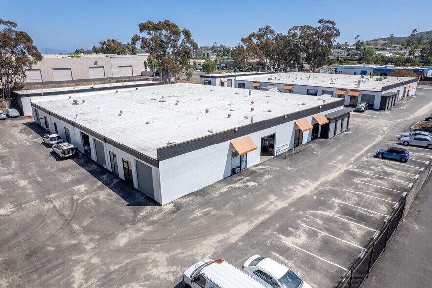 960 E Rancheros Dr, San Marcos, CA à louer - Photo de l’immeuble – Image 3 sur 8