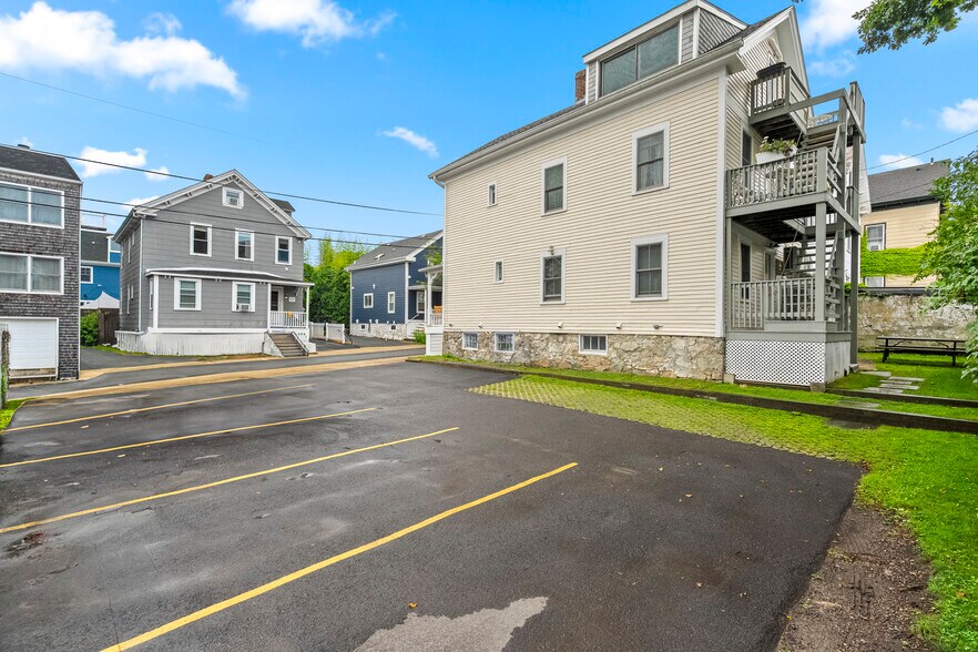 13 Dean Ave, Newport, RI à vendre - Photo de l’immeuble – Image 2 sur 39