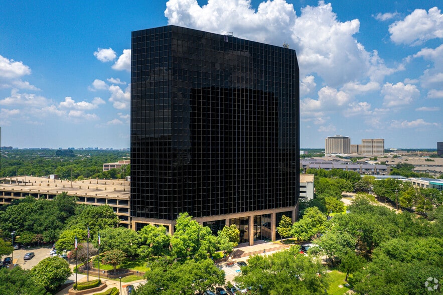 12221 Merit Dr, Dallas, TX à louer - Photo de l’immeuble – Image 1 sur 22