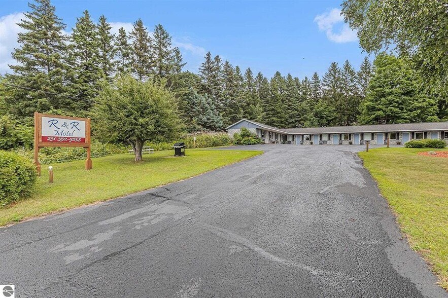 519 Lake St, Frankfort, MI à vendre - Photo de l’immeuble – Image 1 sur 49