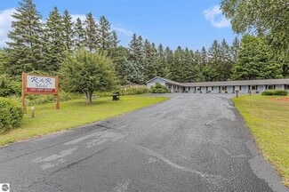 Plus de détails pour 519 Lake St, Frankfort, MI - Hôtellerie à vendre