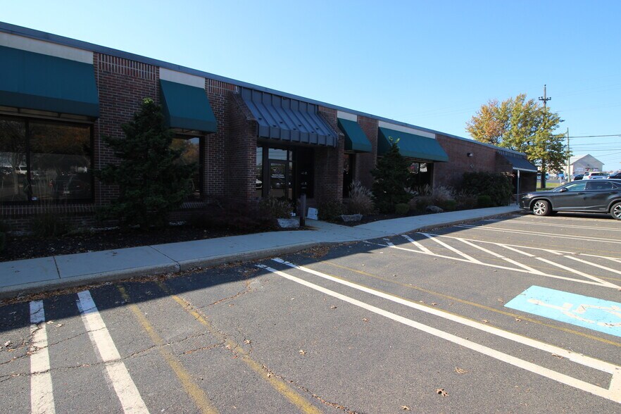 735 Fitzwatertown Rd, Willow Grove, PA à louer - Photo de l’immeuble – Image 2 sur 5
