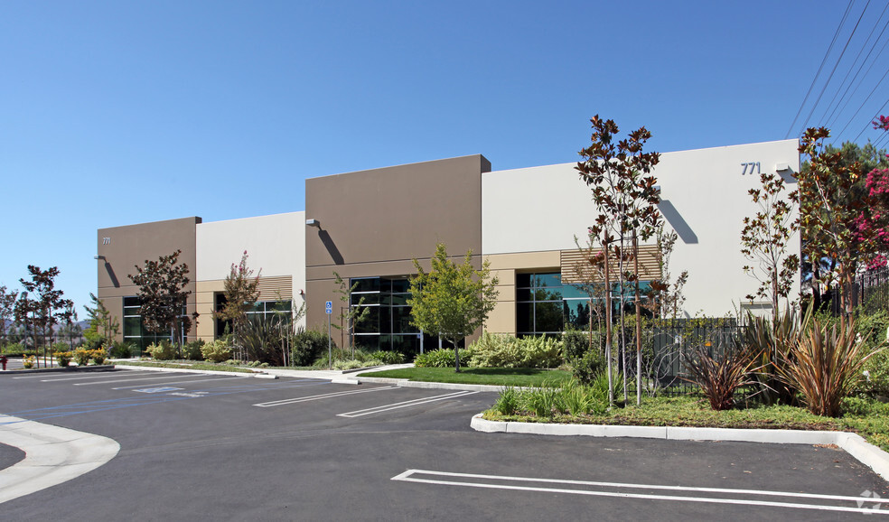 771 Chambers Ln, Simi Valley, CA à louer - Photo de l’immeuble – Image 2 sur 4