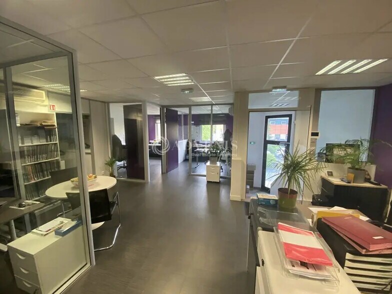 Local d’activités dans Voisins-le-Bretonneux à louer - Photo de l’immeuble – Image 1 sur 4