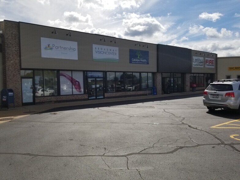 809 W Fulton St, Waupaca, WI à louer - Photo de l’immeuble – Image 2 sur 2