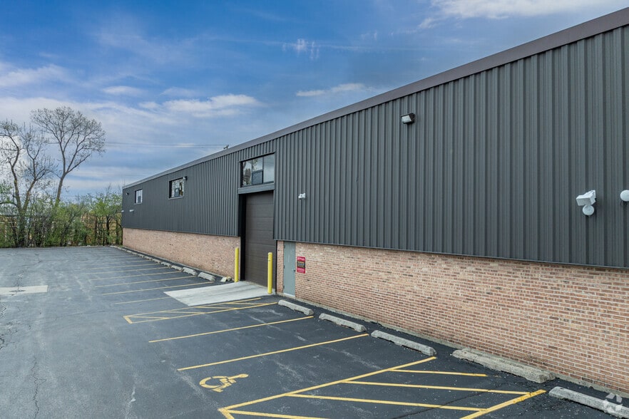 901 N Du Page Ave, Lombard, IL à louer - Photo de l’immeuble – Image 3 sur 5