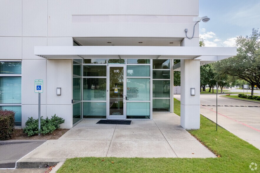 10245 W Little York Rd, Houston, TX à louer - Photo de l’immeuble – Image 3 sur 5