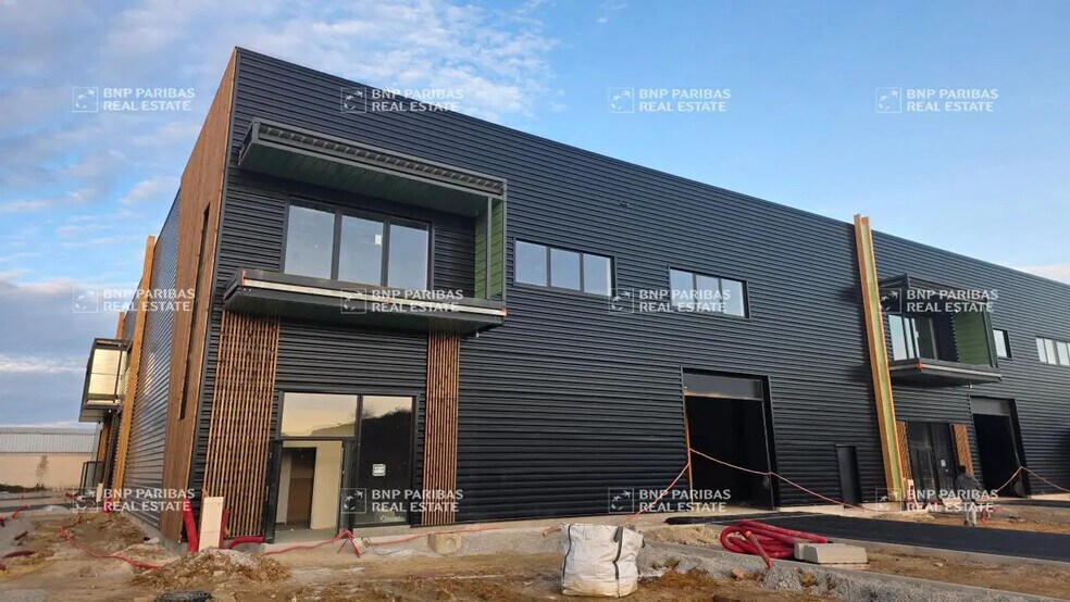 Local d’activités dans La Queue-en-Brie à louer - Photo de l’immeuble – Image 1 sur 7