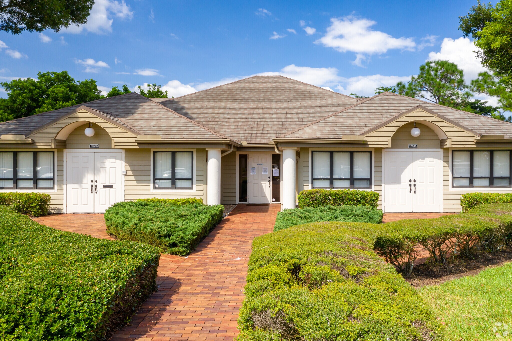 Executive Suites at World Plaza portefeuille de 2 biens à vendre sur LoopNet.fr Photo principale– Image 1 sur 3