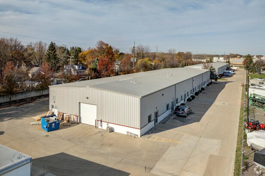 5499 Perry Dr, Waterford, MI à louer - Photo de l’immeuble – Image 2 sur 19