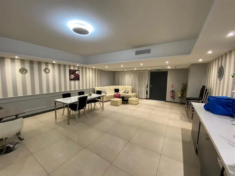 Local commercial dans Saint-Ouen-sur-Seine à louer - Photo de l’immeuble – Image 1 sur 8
