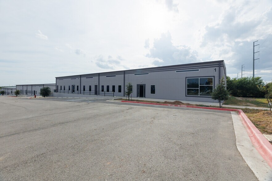 3127 E Howard Ln, Manor, TX à louer - Photo de l’immeuble – Image 3 sur 12