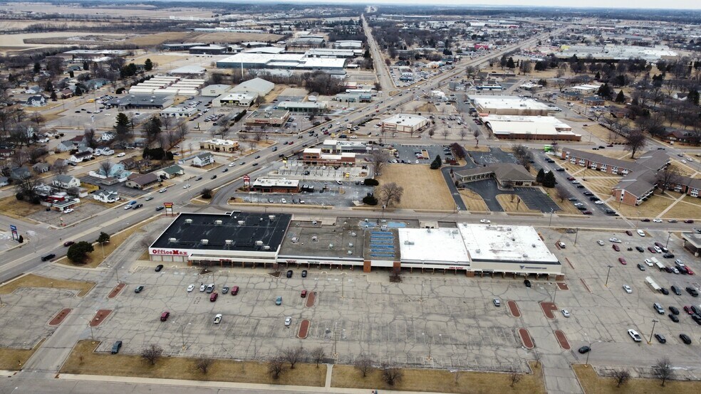 1319-1413 Creston Park Dr, Janesville, WI à vendre - Photo de l’immeuble – Image 3 sur 17