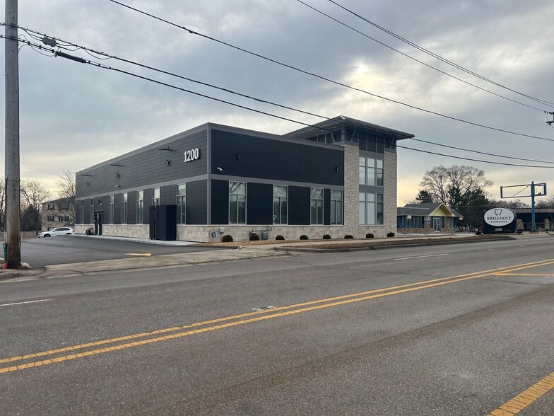 1200 N Milwaukee Ave, Libertyville, IL à louer - Photo de l’immeuble – Image 2 sur 4