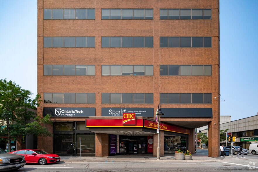 2 Simcoe St, Oshawa, ON à louer - Photo de l’immeuble – Image 2 sur 6