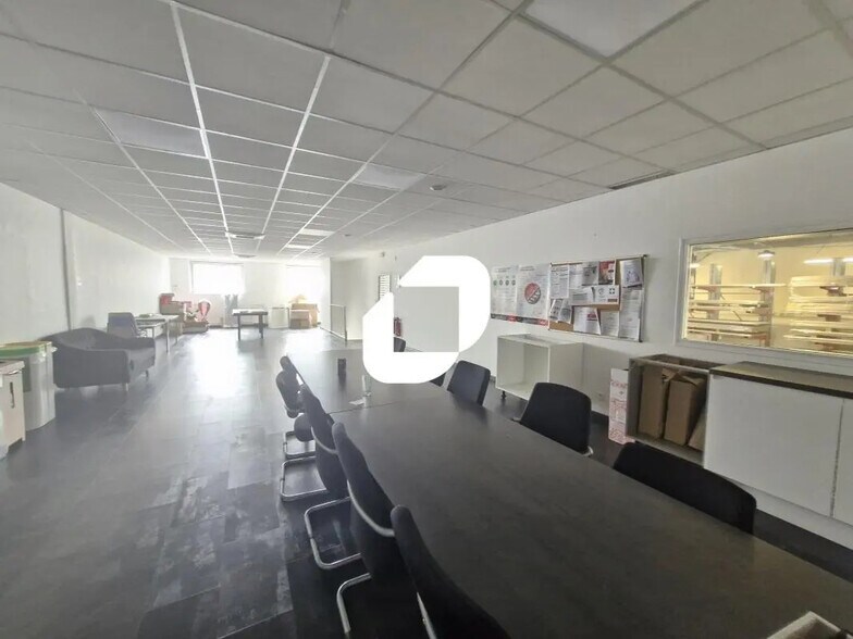 Local d’activités dans Lagny-sur-Marne à louer - Photo de l’immeuble – Image 1 sur 6