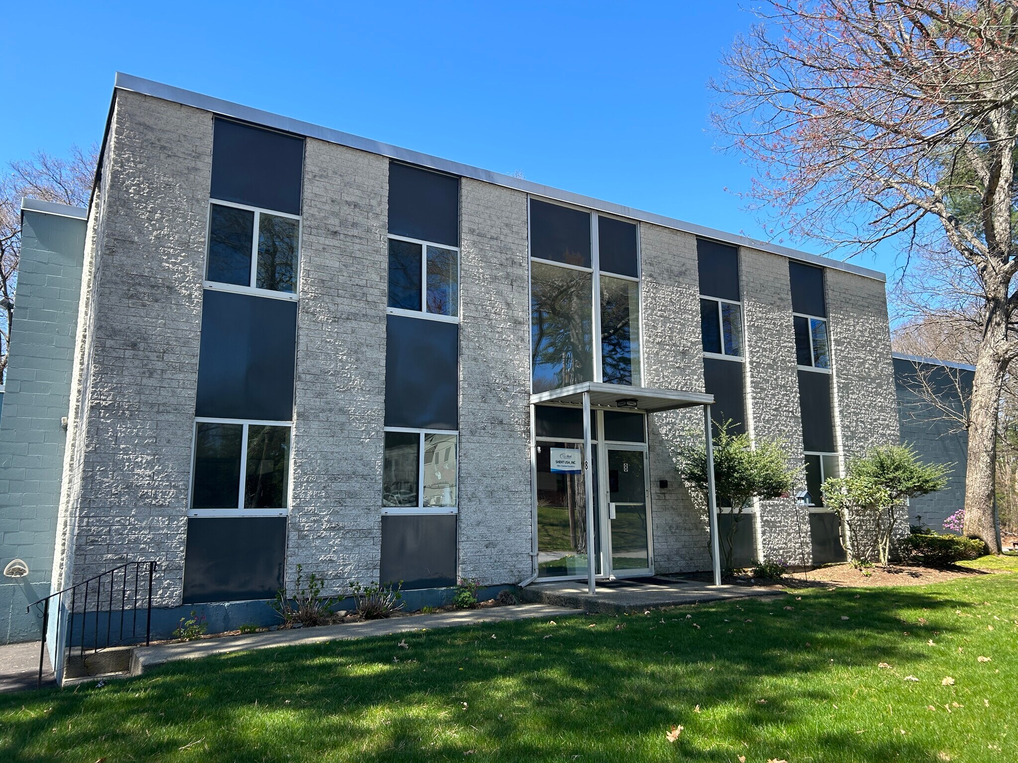 8 Kane Industrial Dr, Hudson, MA à louer Photo principale– Image 1 sur 5