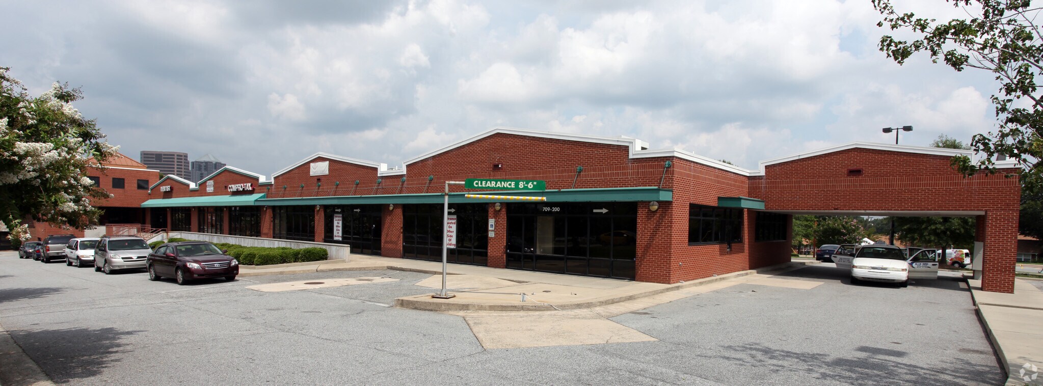 709 E Market St, Greensboro, NC à louer Photo principale– Image 1 sur 12