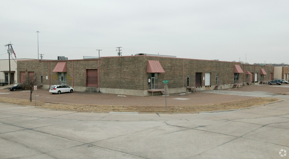 3410-3414 Royalty Row, Irving, TX à louer - Photo de l’immeuble – Image 2 sur 5