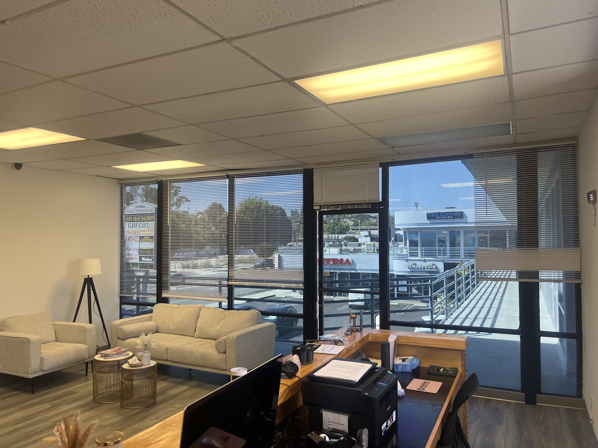 19307-19327 Ventura Blvd, Tarzana, CA à louer Photo intérieure– Image 1 sur 3