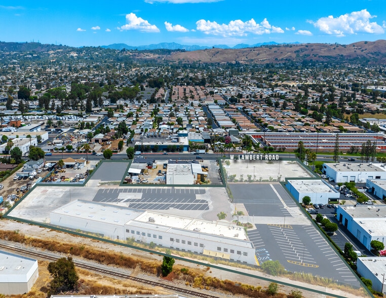 1560 W Lambert Rd, Brea, CA à louer - Aérien – Image 2 sur 9