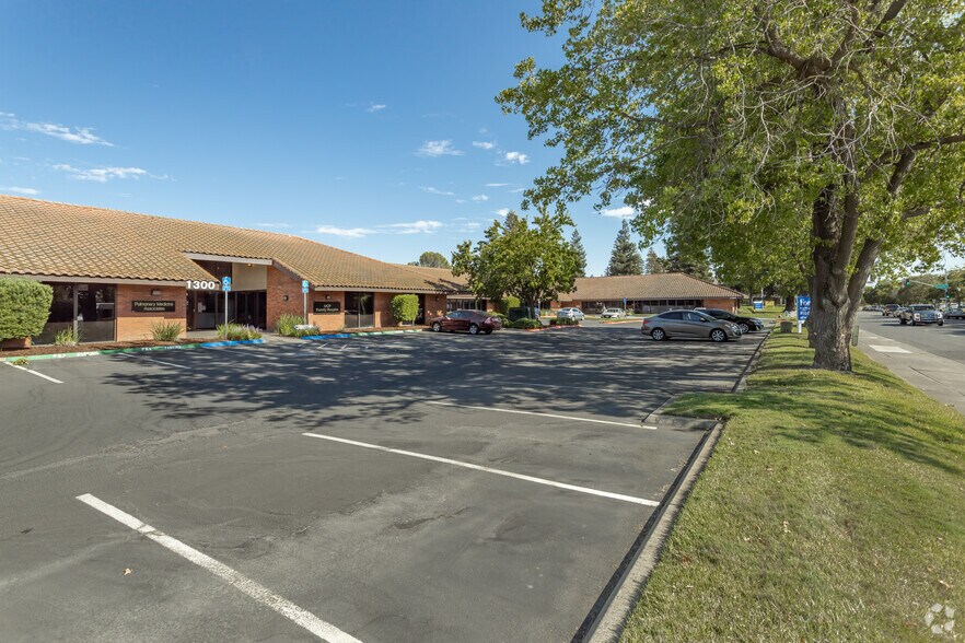 1300 Ethan Way, Sacramento, CA à vendre - Photo de l’immeuble – Image 2 sur 5
