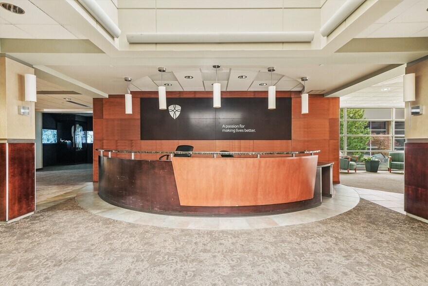 2400 N Rockton Ave, Rockford, IL à louer - Hall d’entrée – Image 2 sur 30