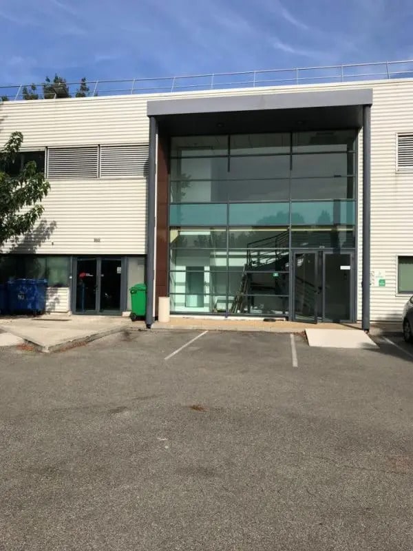 Bureau dans Entraigues-sur-la-Sorgue à louer Photo de l’immeuble– Image 1 sur 12