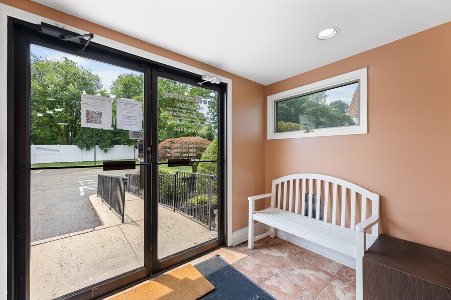 1813 Oak Tree Rd, Edison, NJ à louer - Photo de l’immeuble – Image 2 sur 31
