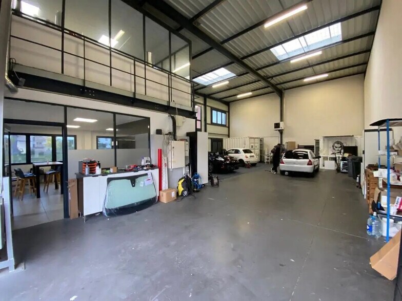 Local d’activités dans Saint-Fons à louer - Photo de l’immeuble – Image 2 sur 6