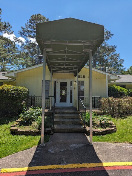 395 Russell Drive, Smyrna, GA à vendre - Photo de l’immeuble – Image 3 sur 23