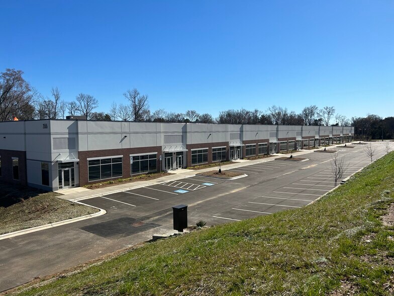 2555 Westinghouse Blvd, Charlotte, NC à louer - Photo principale – Image 1 sur 5
