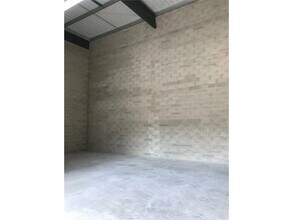 Local d’activités dans Goussainville à louer Photo de l’immeuble– Image 2 sur 5