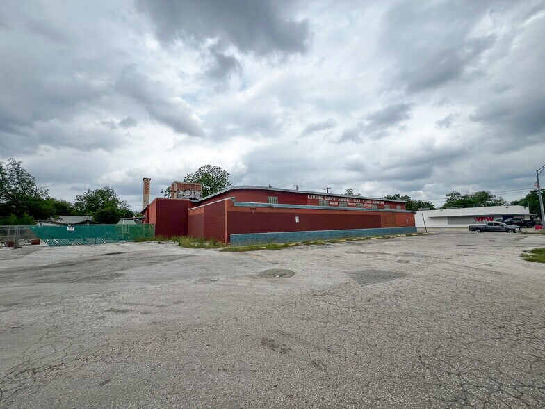 2603 W Southcross Blvd, San Antonio, TX à louer - Photo de l’immeuble – Image 2 sur 7