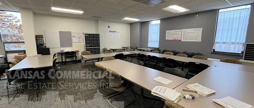 901 NE River Rd, Topeka, KS à louer - Photo intérieure – Image 3 sur 4