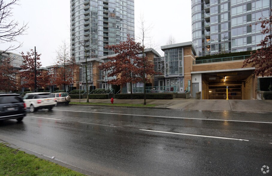 1032 Pacific Blvd, Vancouver, BC à louer - Photo de l’immeuble – Image 3 sur 3