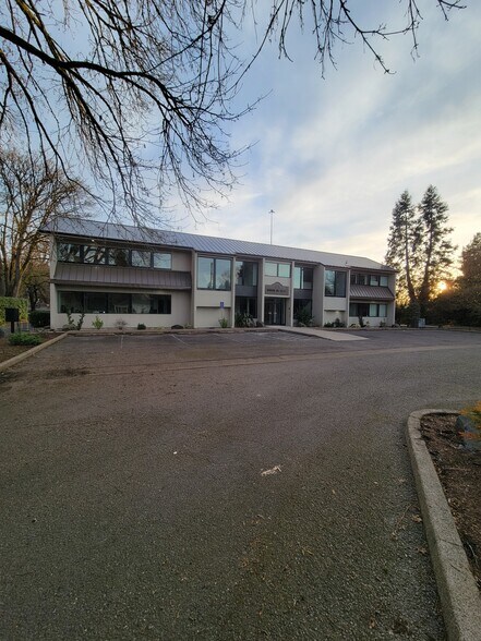 678 Country Club Rd, Eugene, OR à louer - Photo de l’immeuble – Image 1 sur 5
