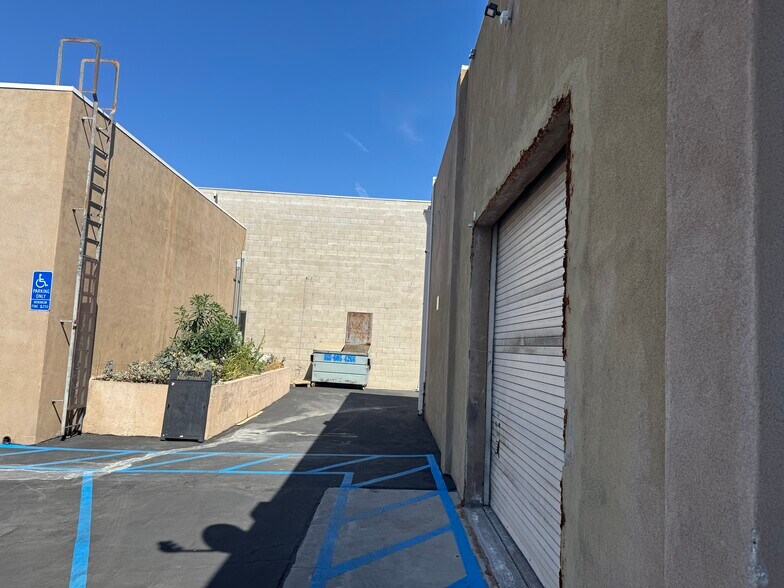 9830 San Fernando Rd, Pacoima, CA à louer - Photo de l’immeuble – Image 3 sur 12