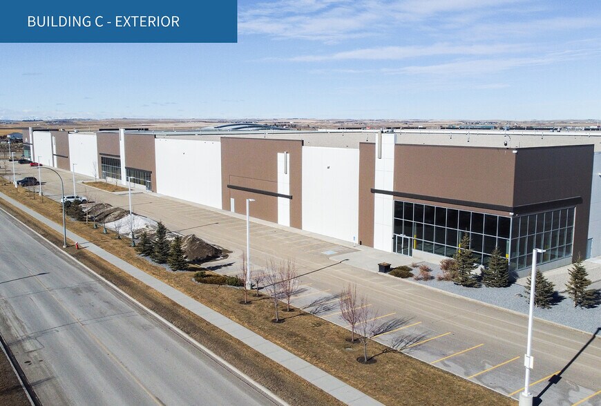 260184 Nose Creek Blvd, Rocky View No 44, AB à louer - Photo de l’immeuble – Image 1 sur 1