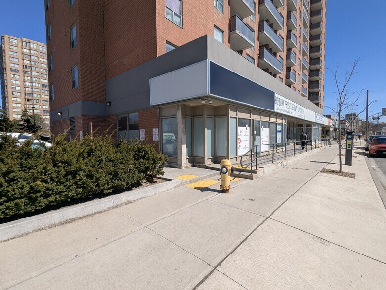 2468 W Eglinton Ave, Toronto, ON à louer - Photo de l’immeuble – Image 2 sur 7