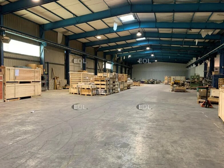 Local d’activités dans Saint-Rémy-de-Provence à louer - Photo de l’immeuble – Image 1 sur 2