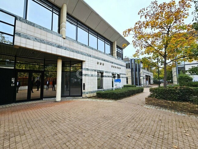 Plus de détails pour 5 Place Du Village, Gennevilliers - Bureau à vendre