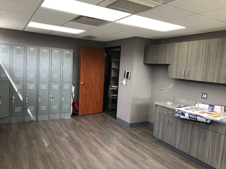 3701 E 13 Mile Rd, Warren, MI à louer - Photo de l’immeuble – Image 2 sur 5