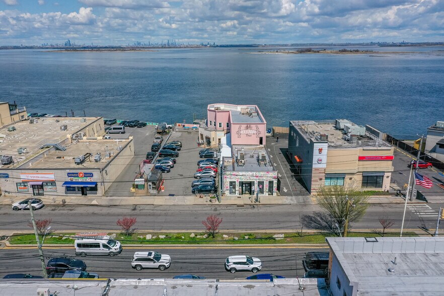 114-04 Beach Channel Dr, Rockaway Park, NY à vendre - Photo de l’immeuble – Image 3 sur 5