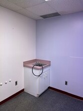 33566 W 8 Mile Rd, Farmington Hills, MI à louer Photo intérieure– Image 2 sur 3